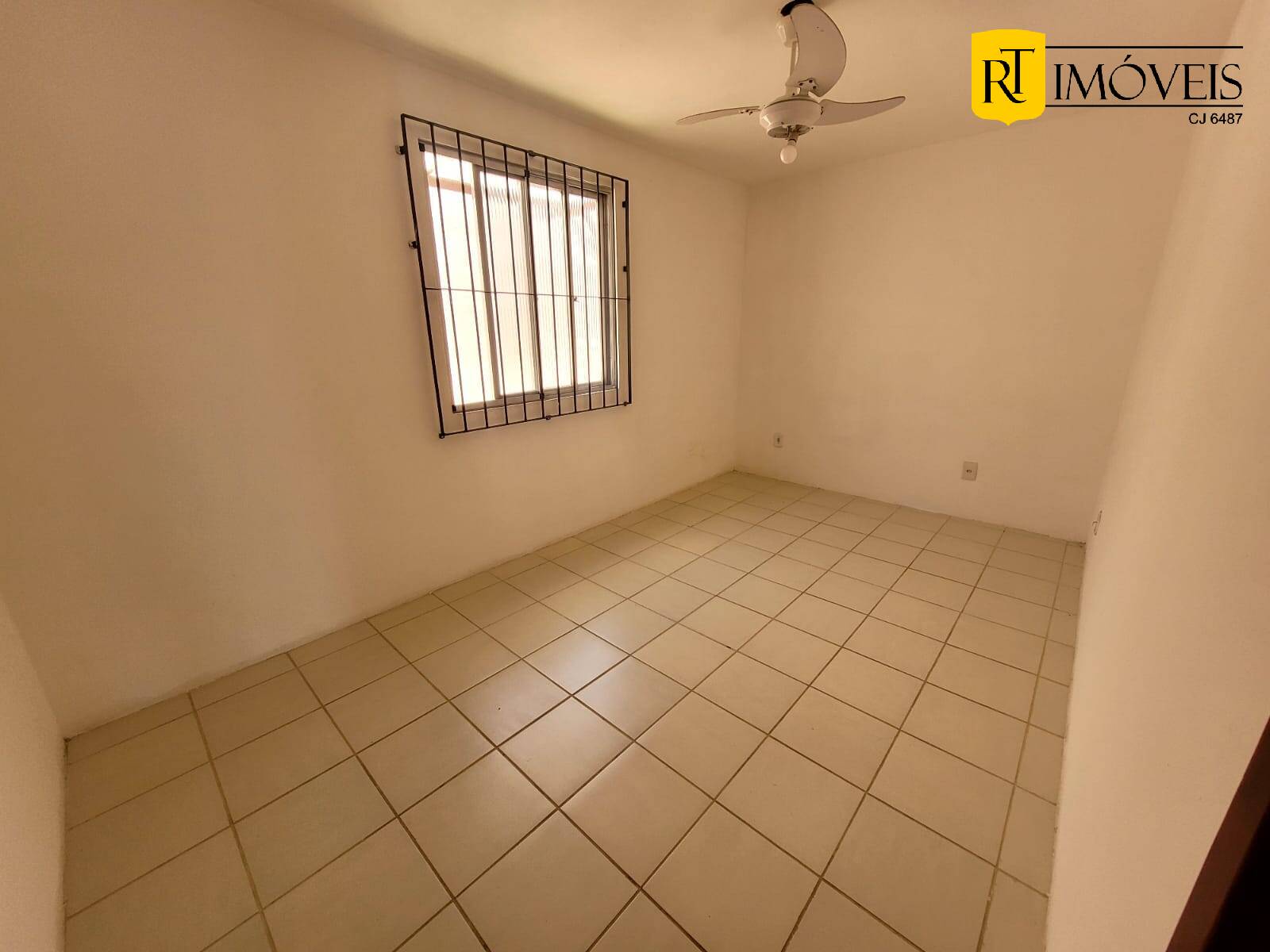 Casa à venda com 2 quartos, 60m² - Foto 4